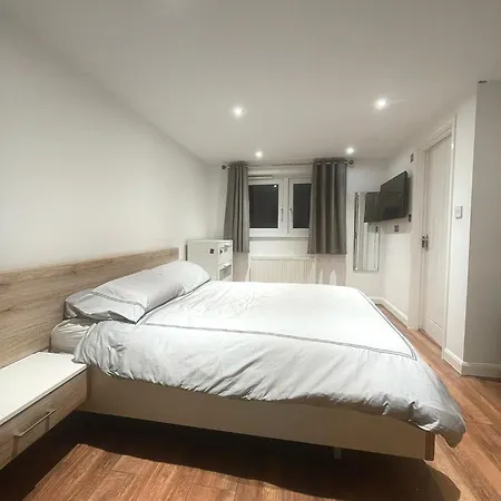 Spacious Private Room In Vibrant South London
